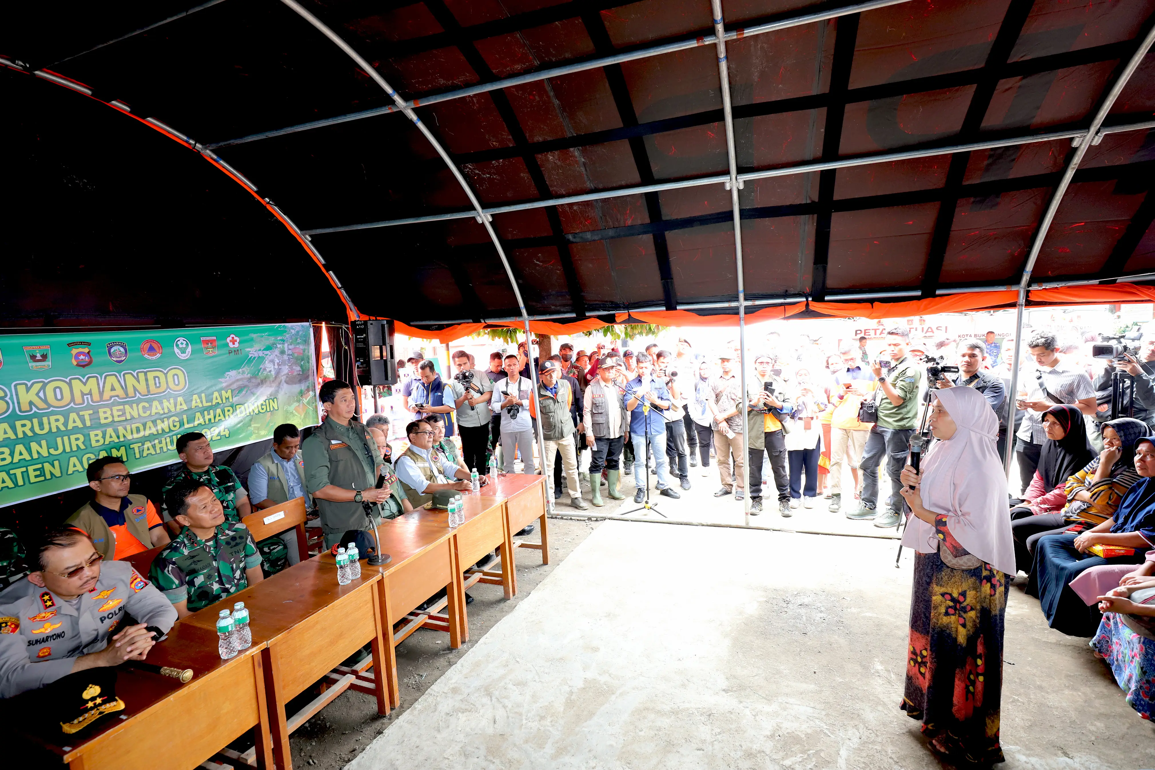 Pada agenda tersebut, Kepala BNPB berkesempatan untuk berdialog langsung dengan para pengungsi sekaligus memberikan dukungan moril bagi warga terdampak.